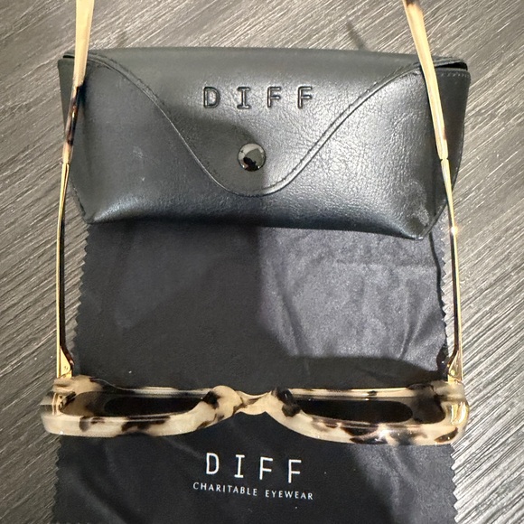 Women's EUC Diff Eyewear Black and Cream Sunglasses - Picture 2 of 5